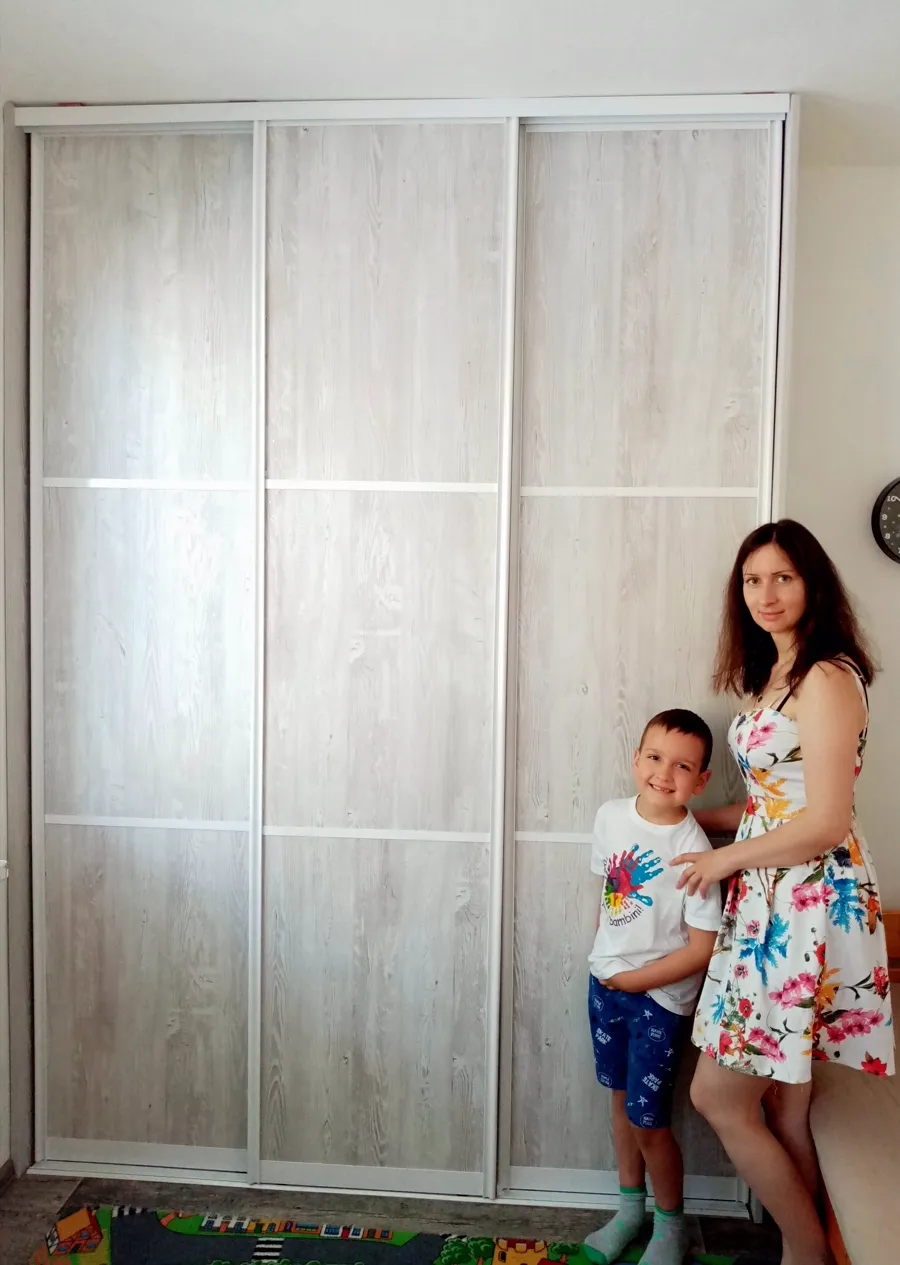 Vstavaná skriňa do spálne s trojdielnymi posuvnými dverami v dekore dub