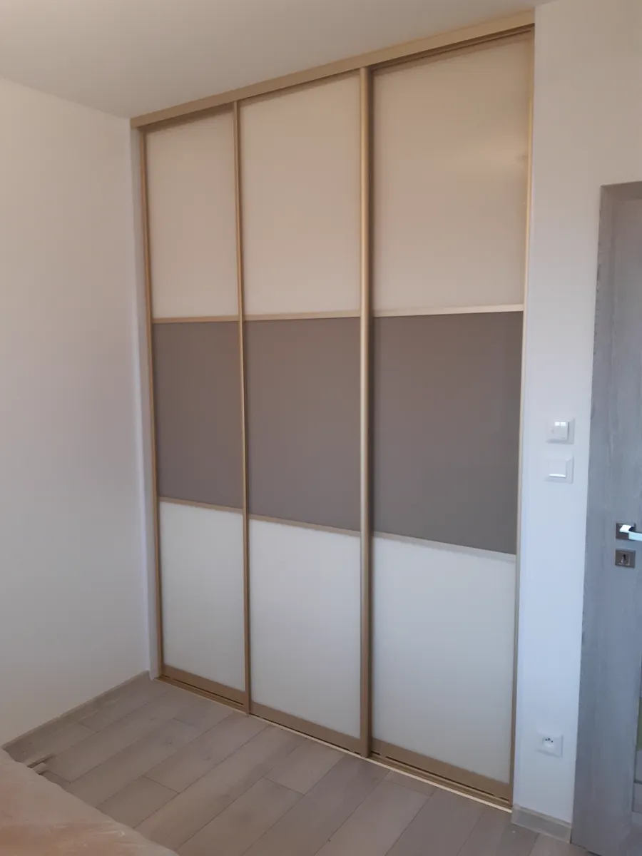 Vstavaná skriňa s posuvnými dverami z lacobelu v kombinácii krémová a taupe
