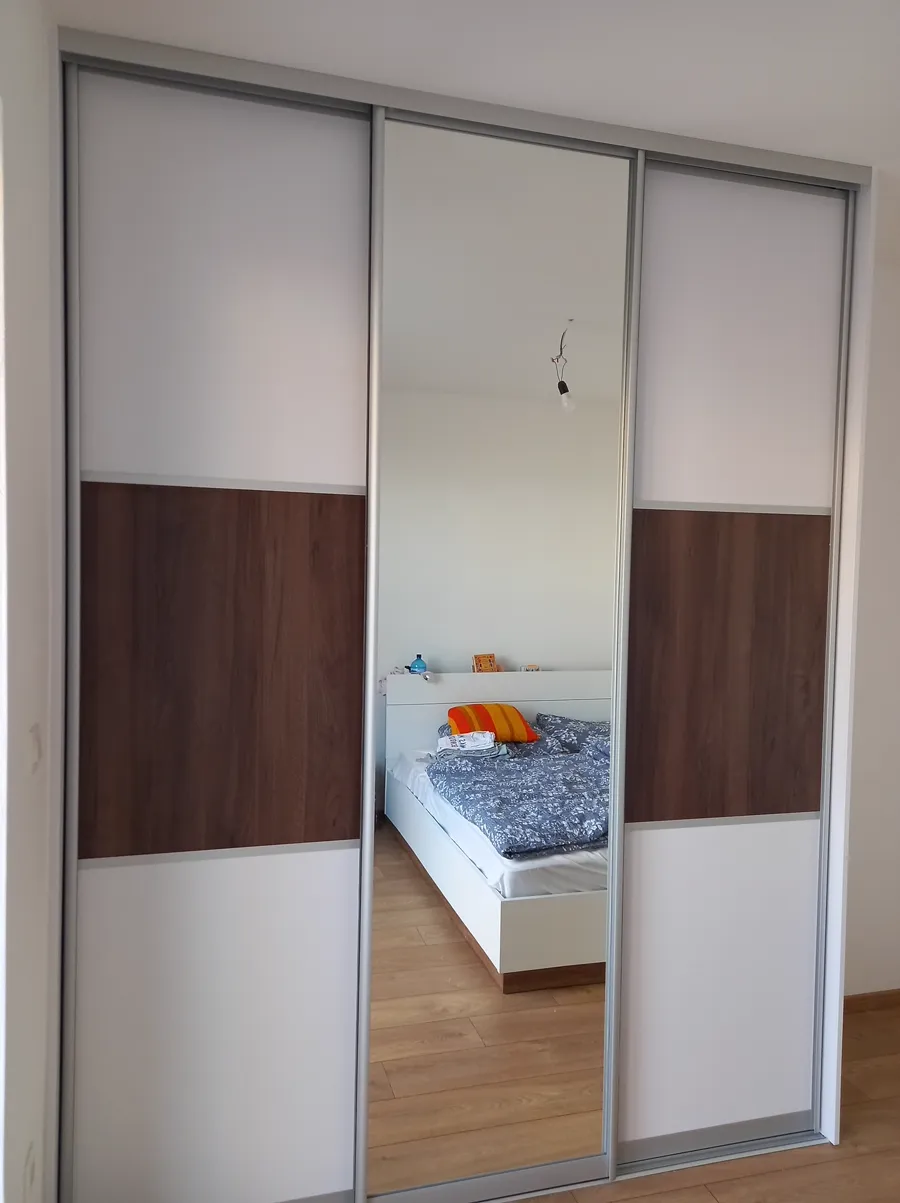 Vstavaná skriňa s posuvnými dverami so zrkadlom a dekorom orech